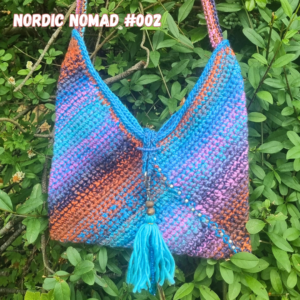 Håndhæklet boheme crossbody taske designet og håndhæklet af Eva. Nordic Nomad #002 har en specialdesignet lukning, smukt farvespil og findes kun i ét unikt eksemplar.